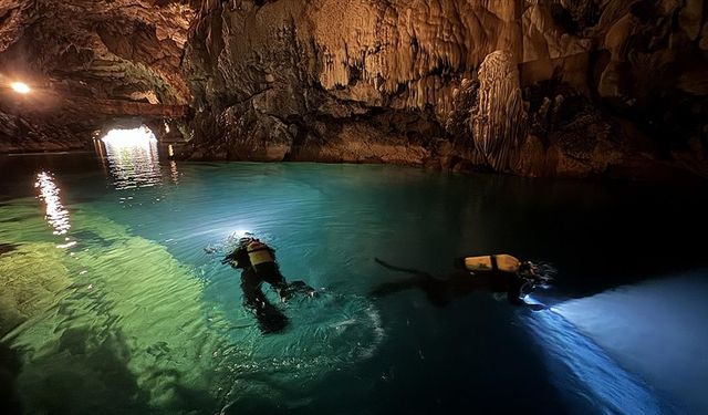 Antalya'nın "gizemli mağarası" Altınbeşik'teki biyolojik çeşitlilik su altından görüntülendi