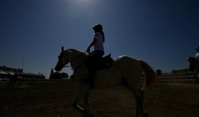 At üzerinde diploma alan üniversiteliler, atçılık sektörünün nitelikli eleman ihtiyacını karşılayacak
