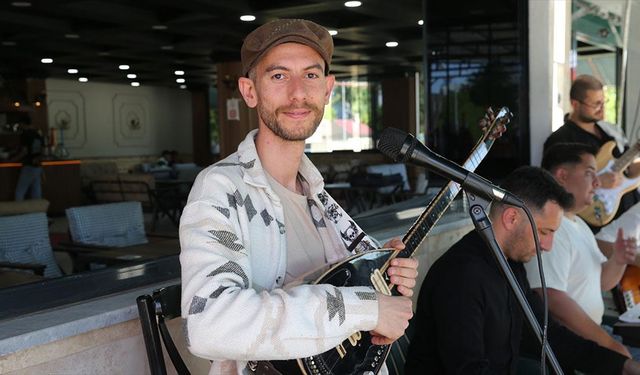 Aydınlı öğretmen atandığı ilçeye sevgisini bestelediği türküyle dile getirdi