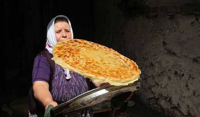 Bayramlarda misafirlere "iliçli sini böreği" ikram ediliyor