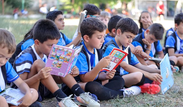 Bursa'da geleceğin futbolcuları kitap okumadan sahaya çıkmıyor