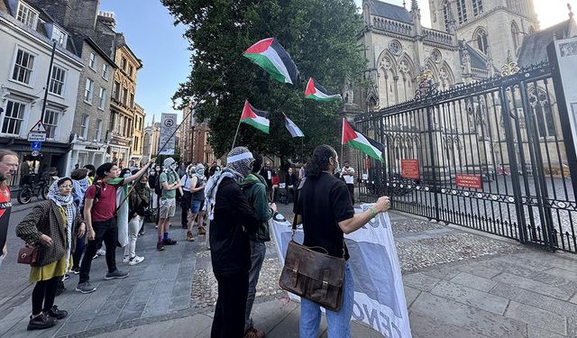 Cambridge öğrencileri, İsrail'le ilişkilerin kesilmesi talebiyle çadırlar kurarak eylem başlattı