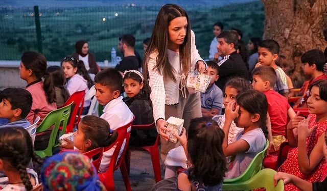 Diyarbakır'da kırsaldaki öğrenciler aileleriyle yıldızların altında sinema keyfi yaşadı