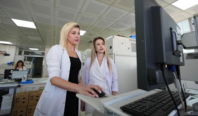 Doktor kardeşler aynı hastanede bilimsel işbirliği yapıyor
