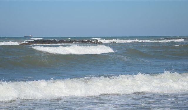 Düzce ve Sakarya'da olumsuz hava koşulları nedeniyle denize girmek yasaklandı