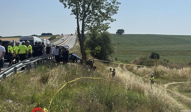 Edirne'de ağaca çarpan otomobildeki 5 kişi hayatını kaybetti, 1 kişi yaralandı