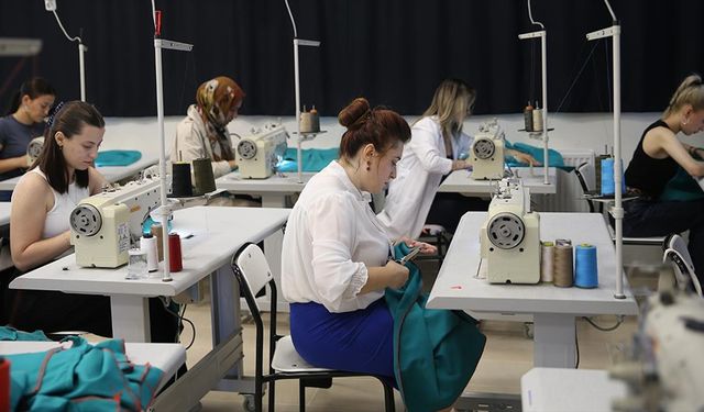 Edirne'de üniversiteliler hastane ameliyathanesi için tekstil malzemeleri dikiyor