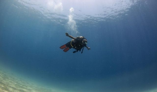 Engelli dalış rekortmeni, turistlere Türkiye'nin su altı güzelliklerini tanıtıyor