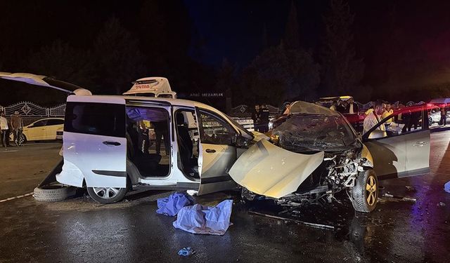 Gaziantep'te otomobil ile hafif ticari araç çarpıştı, 5 kişi öldü, 2 kişi yaralandı
