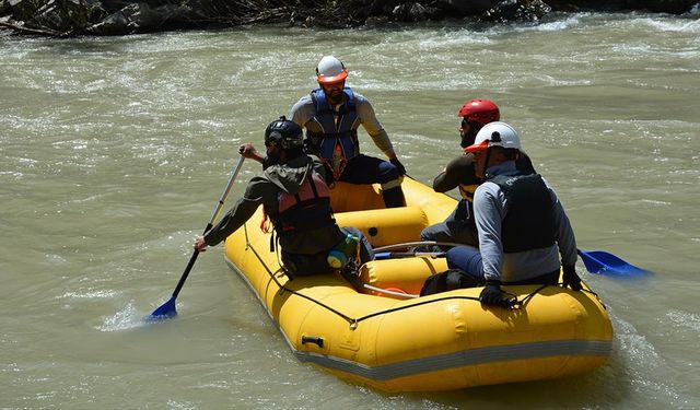 Hakkari'de ekipler, Zap Suyu'nu botla geçerek mezradaki elektrik arızasını giderdi