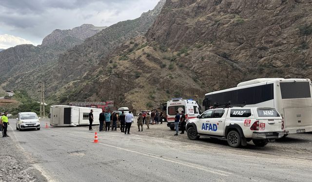 Hakkari'de midibüsün devrilmesi sonucu 12 asker yaralandı