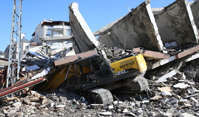 Hatay'da ağır hasarlı bina yıkım sırasında iş makinesinin üzerine çöktü