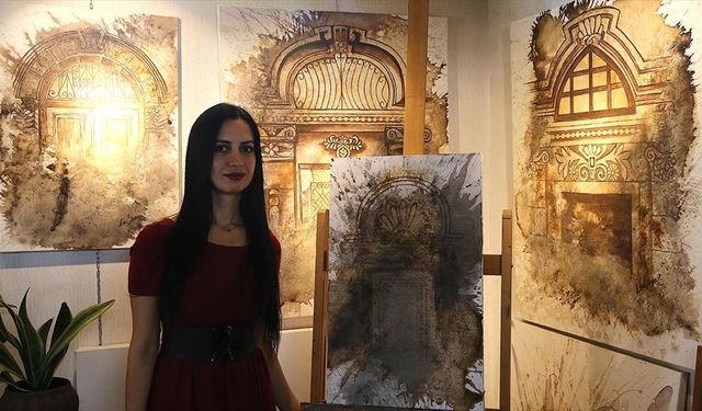 Hataylı ressam çizimlerini kahve ve çay dökerek renklendiriyor