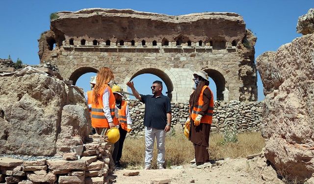 Hayatını adadığı Tralleis Antik Kenti'ni ziyaretçilerle buluşturmak için gün sayıyor