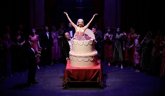 Hollywood'un romantik komedisi "Singin' in the Rain" müzikali sanatseverlerle buluşacak