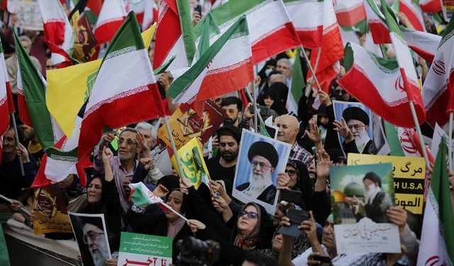 İran'da binlerce kişi İsrail ve ABD'yi protesto ederken "intikam, intikam" sloganları attı