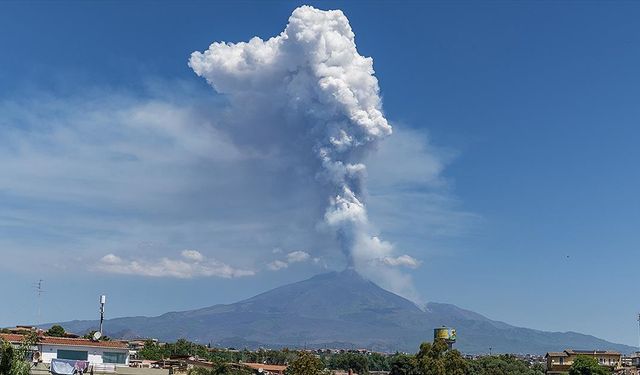 İtalya'da Etna Yanardağı güçlü şekilde kül ve lav püskürttü