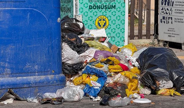 İzmir Buca'da işçilerin grevi nedeniyle oluşan çöp yığınları tepkilere neden oluyor