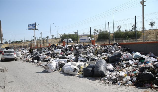 İzmir'de Ayakkabıcılar Sitesi'nde atık yığınları oluştu
