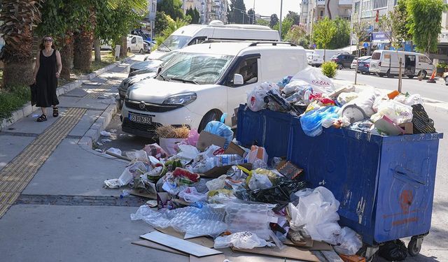 İzmir'de düzenli maaş alamayan belediye işçilerinin iş bırakma eylemi sürüyor