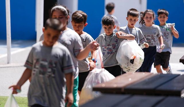 İzmir'de öğrenciler kantin alışverişlerini "atıklarla" yapabiliyor