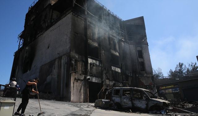 İzmir'de orman yangınının sıçradığı galericiler sitesinde hasarın boyutu ortaya çıktı