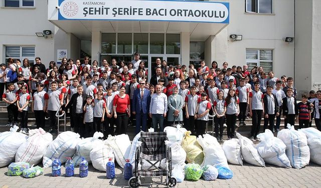 Kastamonu'da ortaokul öğrencileri tekerlekli sandalye için 30 torba mavi kapak topladı