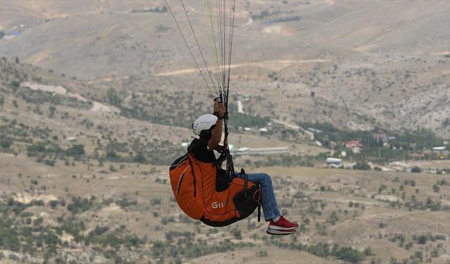 Konya'da 12 yaşındaki yamaç paraşütçü Bedirhan Tosun gökyüzünde uçmayı seviyor