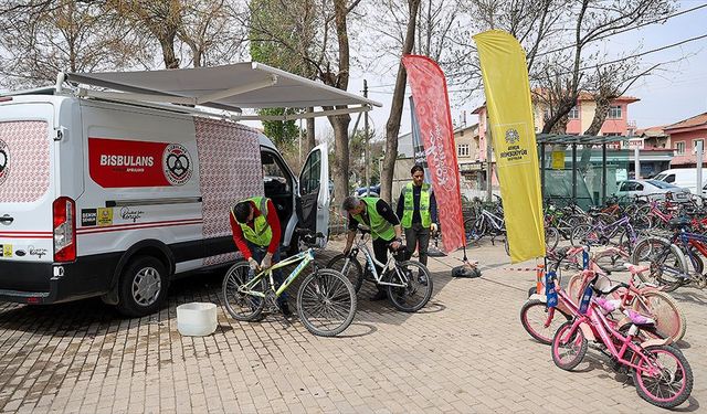 Konya'da, kırsal bölgelerde çocukların bisikletini belediye personeli tamir ediyor