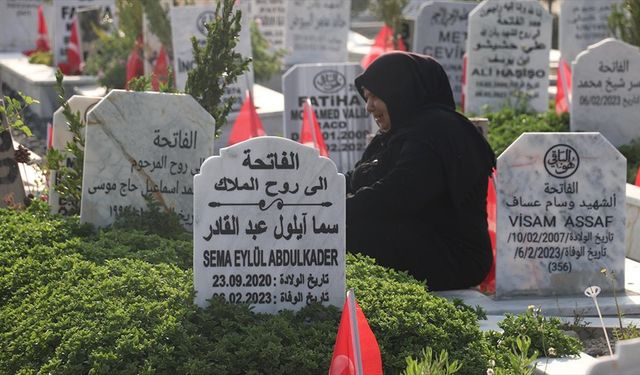 Kurban Bayramı'nın ilk gününde şehitlik ve mezarlıkları ziyaret edenler yakınları için dua okudu