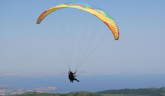 Mavi ve yeşilin buluştuğu Uçmakdere, bayramda yamaç paraşütü tutkunlarını ağırladı