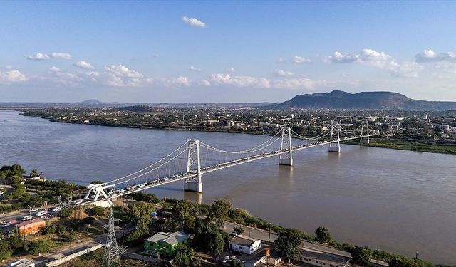 Mozambik'teki Zambezi Nehri ve Samora Machel Köprüsü havadan görüntülendi