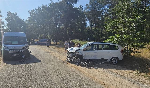 Muğla'da servis minibüsü ile otomobilin çarpıştığı kazada 9 kişi yaralandı