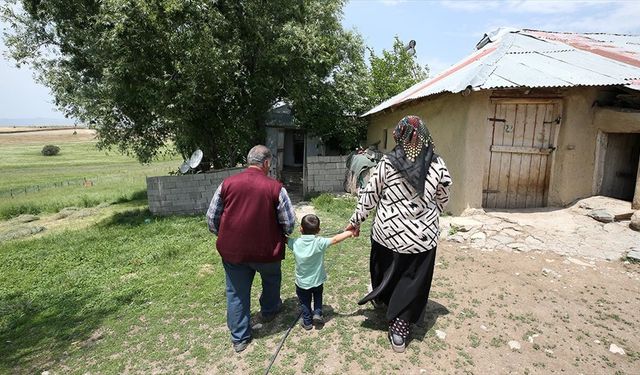 Muşlu çift, koruyucu aile olarak 30 yıl sonra evlat sevinci yaşadı