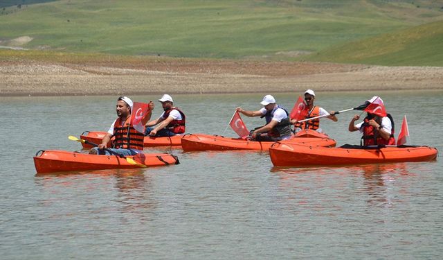 Muş'ta baraj gölünde kano etkinliği