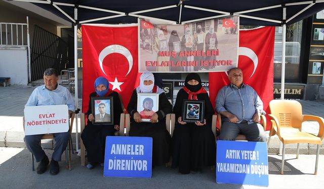 Muş'ta evlatlarına kavuşmak isteyen aileler, DEM Parti önündeki eylemlerini sürdürdü