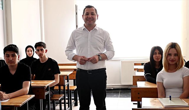 Öğrencilere İngilizce kursu Belediye Başkanı tarafından veriliyor