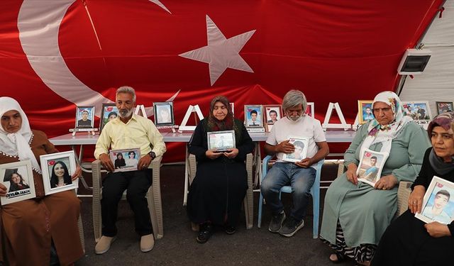 Oturma eylemi yapan babaların tek isteği evlatlarına kavuşmak