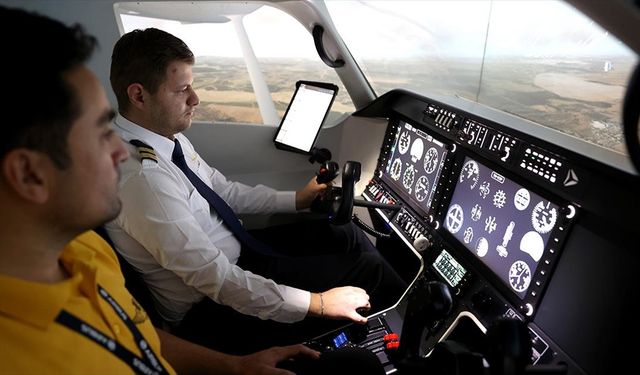 Pilot adayları simülasyon merkezinde gerçek zamanlı uçuş deneyimi yaşıyor