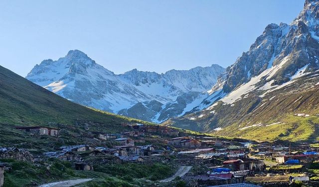 Rize'de bazı yaylaların yüksek kesimlerine kar yağdı