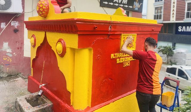 "Şampiyon Çeşme" bu yıl yine Galatasaray'ın renklerine boyandı