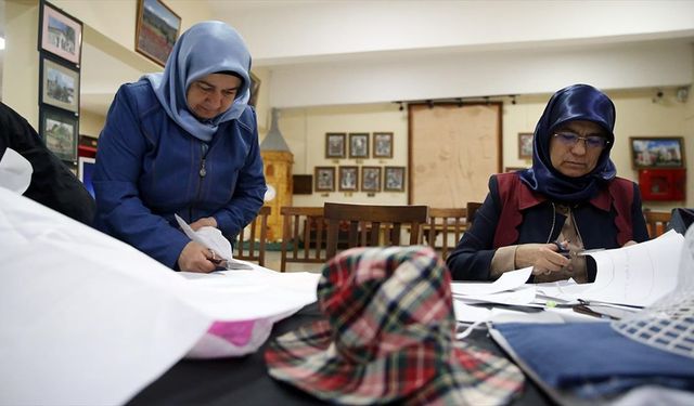 Şapka İnkılabı'nın açıklandığı Kastamonu'da kadınlara el yapımı şapka tasarımı öğretiliyor