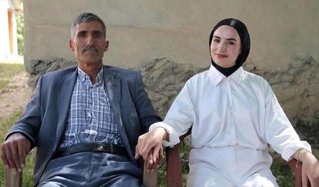 Sınav çıkışında kızını çiçekle karşıladı, sosyal medyada "yılın babası" ilan edildi