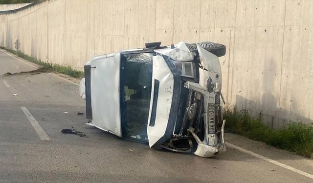 Tokat'ta minibüsün devrilmesi sonucu 10 kişi yaralandı