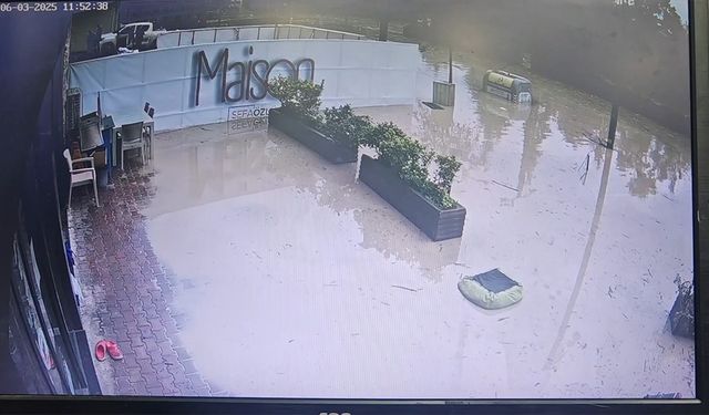 Trabzon'daki taşkında suyun yükselme anı güvenlik kamerasınca kaydedildi