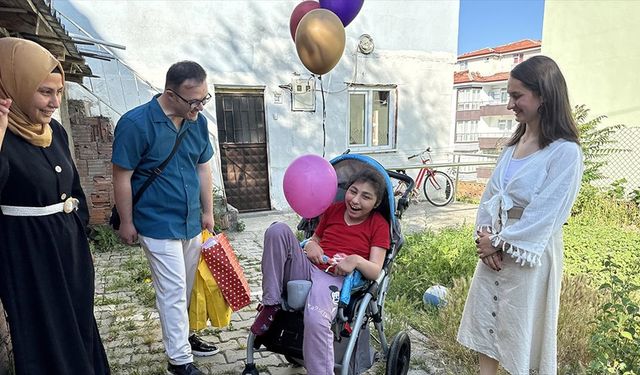 Üniversite öğrencisinden engelli çocuğa puset desteği