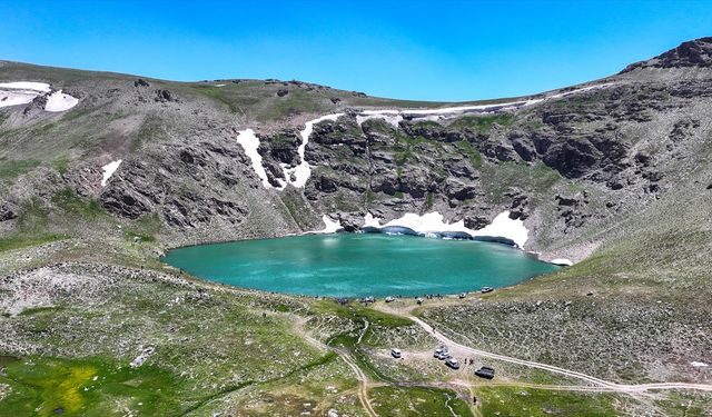 Van'da 3 bin 200 rakımdaki buzul gölü doğaseverleri ağırlıyor
