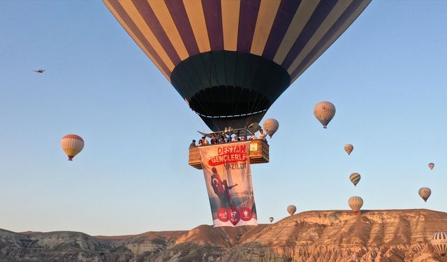 15 Temmuz sabahı Kapadokya'da balonlar Türk bayrakları ve afişlerle uçtu