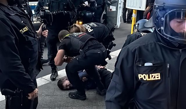 Almanya'da polisin göstericilere yönelik orantısız güç kullanması eleştirilerin hedefi oldu