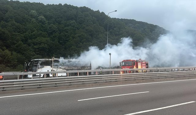 Anadolu Otoyolu'nun Düzce kesimindeki otobüs yangını nedeniyle İstanbul istikameti ulaşıma kapandı